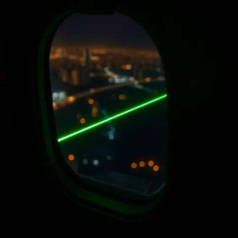 Co grozi za świecenie laserem w samolot